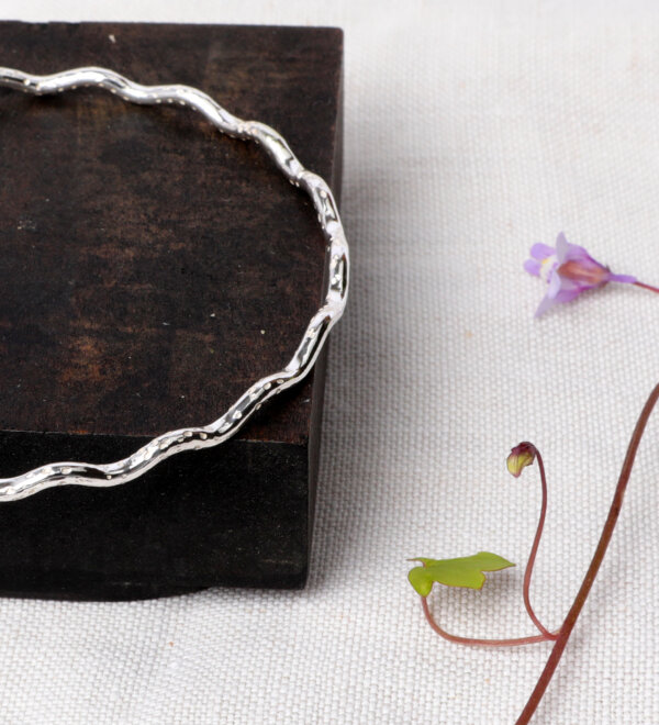 Crinkle dotty round bangle